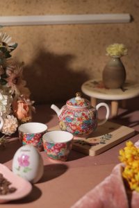 Vibrant teapot with qahwa cups - Image 3