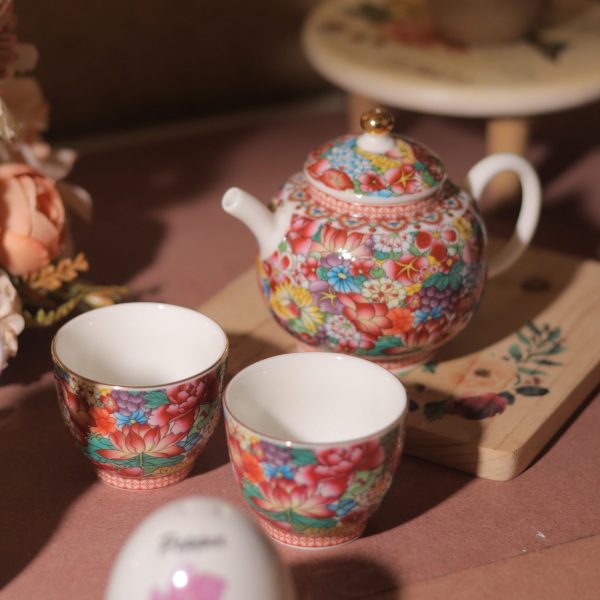 Vibrant teapot with qahwa cups