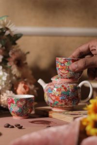Vibrant teapot with qahwa cups - Image 4