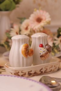 Fresh from the oven salt and pepper shakers - Image 8