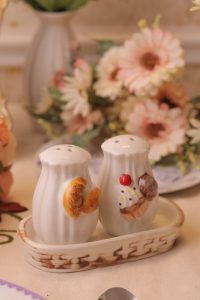 Fresh from the oven salt and pepper shakers - Image 6