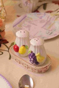 Fruit salt and pepper shakers - Image 3