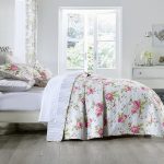 King Size Quilt Set, 3-Piece Lightweight Soft Bedspread Coverlet (104x90 in) with 2 Pillow Shams (20x36 in) for All Season,Rose Floral Print - Image 3