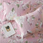 King Size Quilt Set, 3-Piece Lightweight Soft Bedspread Coverlet (104x90 in) with 2 Pillow Shams (20x36 in) for All Season, Mauve Flower Print - Image 4