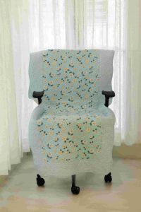 Sky Blue daisies quilted chair sujnis