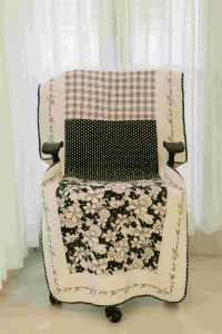 Black and white patterned quilted chair sujni