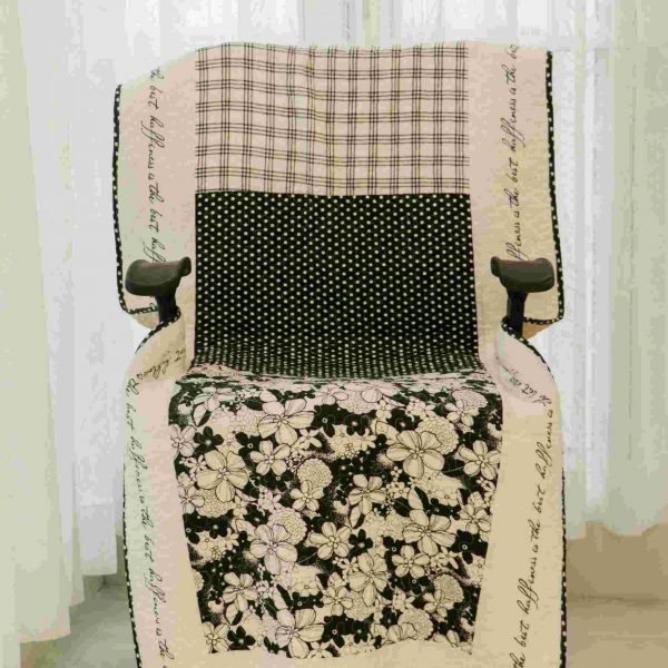 Black and white patterned quilted chair sujni
